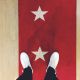 Common Projects絕對是小白鞋界的萬年不敗款。整雙全皮革材質,手感很細膩,而除了鞋側的金色燙印編號外,也沒有多餘的logo設計,是讓極簡控難以抗拒的重要原因之一。當然好穿好搭,才是大推的關鍵!推薦者:Marie Claire時尚主編 Joey