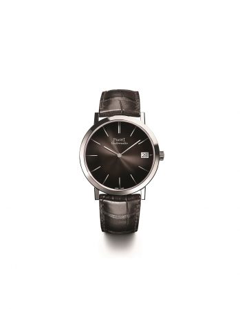 Piaget Altiplano 六十周年系列腕錶40毫米,18K 白金錶殼,藍寶石水晶底蓋黑銅灰色錶盤,金質時標搭載伯爵製1203P超薄自動上鏈機芯,厚3毫米機芯寶石數:25振頻:每小時21600次動力儲存:約44小時細節修飾:環形日內瓦波狀飾紋, 磨光圓紋主夾板, 倒角錶橋, 藍鋼螺絲,金質擺陀刻有代表伯爵的「P」字母標誌功能: 時、分,日子顯示設於3時位置黑銅灰色鱷魚皮錶帶,搭配18K白金針扣式錶扣限量260枚,2017年4月於伯爵專賣店發售G0A42050 台幣參考價格830,000元
