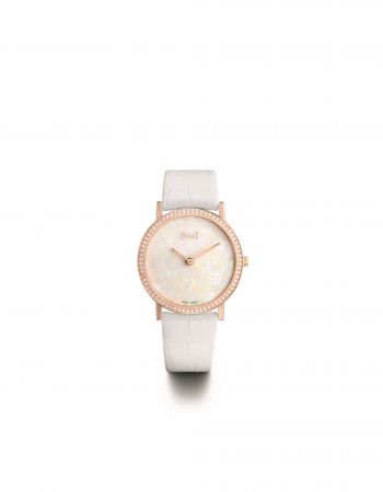 Piaget Altiplano 超薄腕錶34毫米,18K 玫瑰金錶殼,鑲嵌72顆圓形美鑽 (約重0.52克拉)白色蛋白石錶盤搭載伯爵製430P手動上鏈機械機芯,厚2.1毫米機芯寶石數:18振頻:每小時21600次動力儲存:約43小時細節修飾:環形日內瓦波紋裝飾、磨光圓紋主夾板、倒角錶橋、藍鋼螺絲功能:時、分顯示白色鱷魚皮錶帶,18K玫瑰金針扣式錶釦限量38枚,2017年2月於伯爵專賣店發售 G0A42174 台幣參考價格1,690,000元