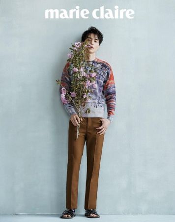 印花針織上衣、深駝色長褲、皮革鉚釘涼鞋,all by Prada。