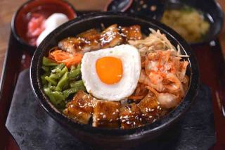 蒲燒鰻魚石鍋拌飯/450 元