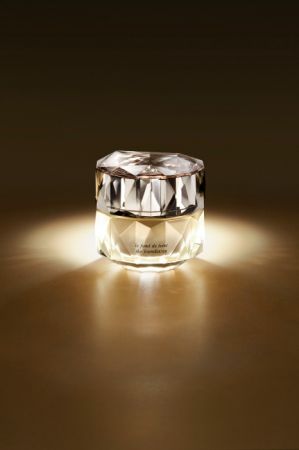 肌膚之鑰 精質光采粉底乳霜(共7色)27ml,NT9,500(9.1上市)