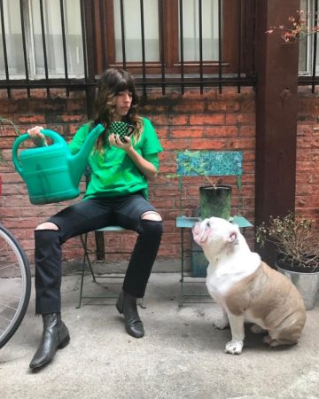 「家一直都是我所在的地方。對於這個問題,我並不是很靠近牆壁還有人,所以我一直喜歡旅行。我的後面的口袋裡有一本書,一本日記和一本筆,我需要把所有的地方都當成家。」 家,一直都是有歸屬感的象徵,對於喜歡旅行的Lou Doillon來說,深刻體會每個旅行地點,用心感受各地生活融入當地文化,是很有意義的事。