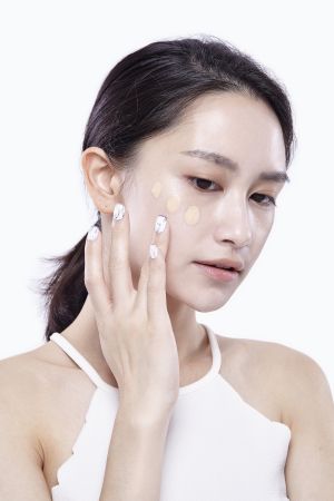 接著再沾取適量的零瑕肌密粉底液,輕薄且均勻地塗滿全臉,完成基礎的上妝步驟。