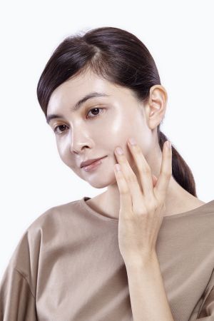 針對痘疤與泛紅部位可以再沾取少量粉底液點上,運用力道較輕的無名指或小指輕點按壓在周邊,層層加強遮蓋瑕疵。