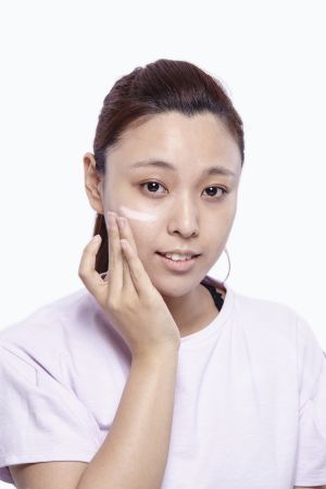 首先塗抹上零瑕肌密CC飾底霜將黯沉膚色提亮。