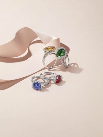 講究有鑲嵌主石的「Liens d'amour」,X連結符號隱匿其側,凸顯主石的存在感。