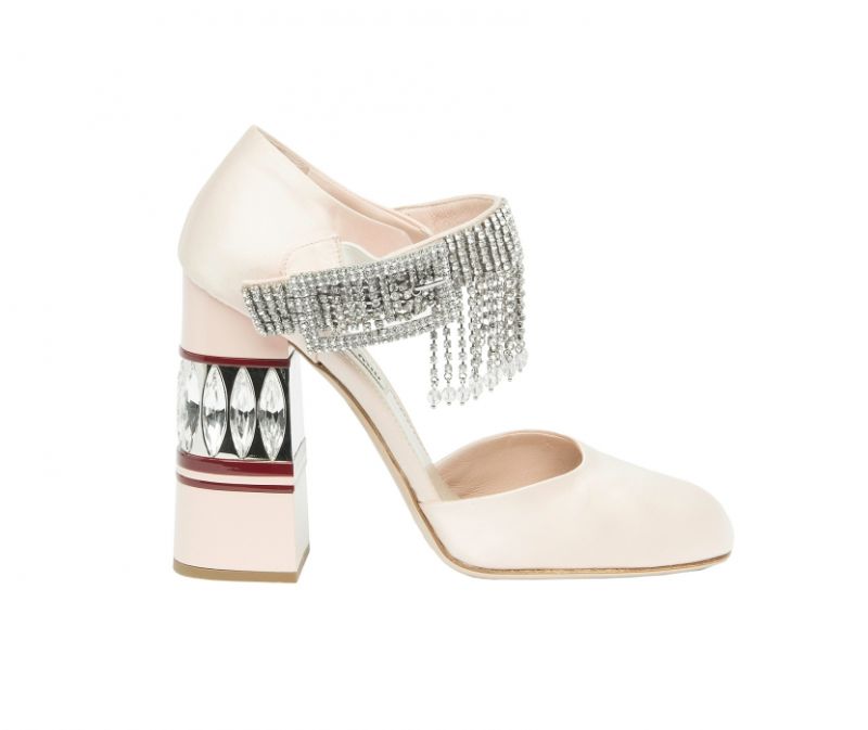 水晶墜飾緞面跟鞋,Miu Miu,NT87,500。