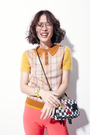 1. 復古假兩件式毛衣,Coach,NT16,800。2. 桃紅直筒長褲,Longchamp。3. 刺繡徽章黑白格子包,Jérôme Dreyfuss,NT27,800。4. 糖果色休閒運動錶,G-shock,NT4,800。5. 金屬方框眼鏡,Prada,NT11,400。