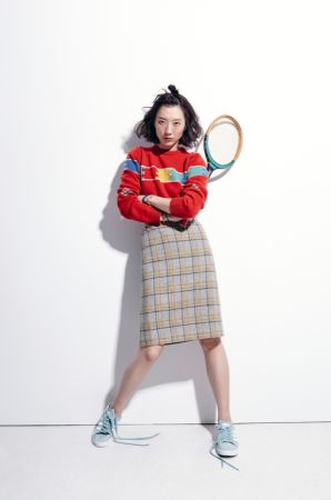 1. 拼圖撞色針織毛衣,Agnes b。2. 高腰毛呢及膝格子裙,Agnes b。3. 麂皮運動休閒鞋,Adidas Originals,NT3,490。4. 金屬造型手環,Max&Co.。
