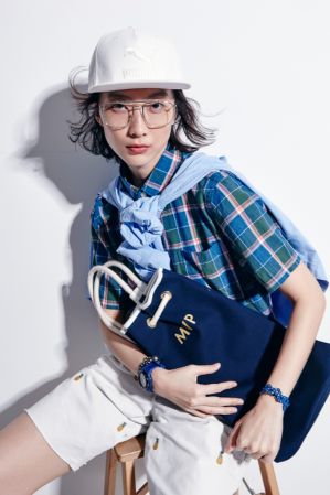1. 牛仔淺藍休閒襯衫,Gap,NT1,299。2. 深藍格子短袖襯衫,Gap,NT1,299。3. 鳳梨刺繡百慕達短褲,Gap,NT1,499。4. Logo刺繡棒球帽,Puma,NT580。5. 童軍繩縮口袋水桶包,L/Uniform,NT21,000。6. 文青金屬框眼鏡,Prada,NT1,1400。7. 鑲鑽花邊手環,Max&Co.。8. 運動休閒錶,G-shock,NT5,000。