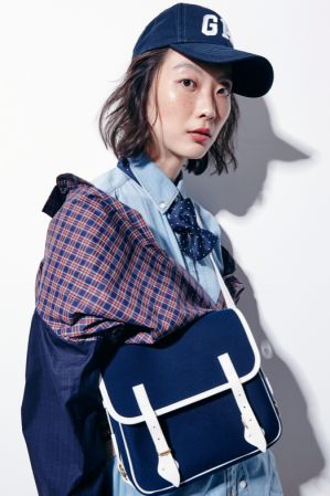 1. 淺藍襯衫,Gap,NT1,299。2. 深藍拼接格紋外套,Soe by Tender.s,NT12,580。3. 刺繡字母丹寧帽,Gap,NT799。4. 學院風白色滾邊肩背包,L/Uniform,NT28,000。5. 點點造型領結,H&M。