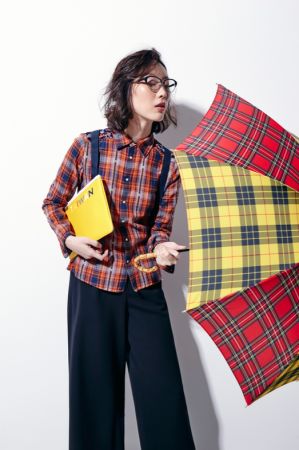 1. 肩部繡花格子襯衫,Glimmer,NT7,980。2. 寬管長褲,Clane by Tender.s,NT9,880。3. 金屬裝飾膠框眼鏡,Emporio Armani,NT7,200。4. 撞色字母收納袋,L/Uniform,NT9,500。5. 丹寧吊帶,H&M。6. 紅黃格紋撞色雨傘,Beams,NT1,790。