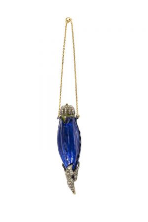 Tiffany香氛瓶 (1889 - 1896) 黃金、純銀、鑽石與琺瑯14.2 x 2.2 x 2.2 cm 這款香氛瓶採用凌霄花的造型,與Tiffany為1889年巴黎世界博覽會設計並展出的一款作品十分相似。Tiffany 為該次博覽會打造了一系列設計新穎的香氛瓶,採用美國本土花卉造型,瓶身造型與其中蘊含的花香呼應。 以黃金與琺瑯製成,如莓果設計的塞子鑲嵌鑽石。