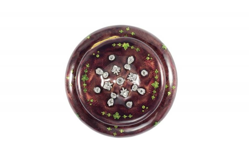 Tiffany 糖果盒 (1880 - 1895) 黃金、鉑金、鑽石與琺瑯2.2 x 5.3 cm 這款金質琺瑯糖果盒飾有精緻的鑽石細節。糖果盒又稱為Bonbon或bon-bons,由兩個法文單詞bon組成,表示 “好” ,可以只任何類型的小糖果,尤其是裹有巧克力外衣的小糖果。這類糖果盒最早出現在17世紀的法國宮廷,主要用於存放糖果。 Tiffany從1868年開始銷售糖果盒配飾。1878年4月Tiffany在紐約當地報紙World Times Tribune上刊登廣告,將糖果盒推薦為最佳復活節禮物。最終,帶有奢華裝飾和鑲嵌珠寶的糖果盒出現在1890年的Blue Book中。