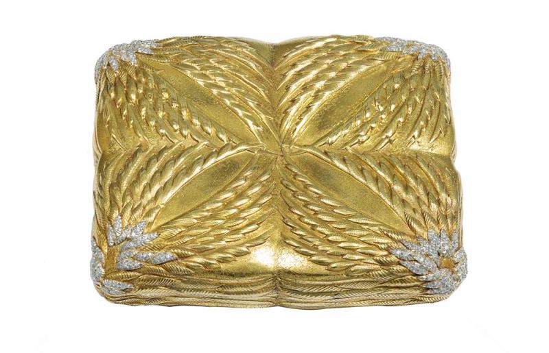 Tiffany飛翼菸盒 (1958)Jean Schlumberger設計 黃金、鉑金與鑽石9.5 x 8 x 2 cm 這款菸盒製作於1958年,由Jean Schlumberger設計。飛翼主題經常出現在Schlumberger的珠寶設計與裝飾作品中。最早的一款金質製物盒可以追溯到1950年他與Tiffany開始合作之前。 1958年,即Schlumberger設計這款菸盒的同一年,他在紐約大都會藝術博物館榮獲 “科蒂美國時尚評論家獎 (Coty American Fashion Critics' Award)” ,是首位獲此殊榮的珠寶設計師。