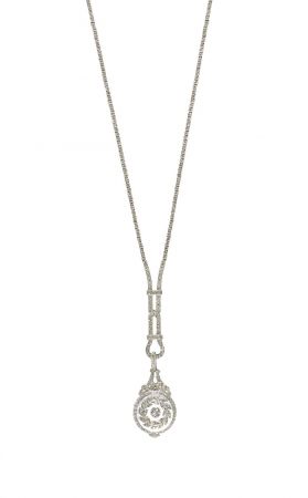 Tiffany吊墜懷錶 Pendant Watch (1919 - 1930) 鉑金、鑽石、與水晶石英35.1 x 1.9 x 0.8 cm 此種款式的鐘錶稱為吊墜懷錶,可以做為項鍊配戴。在19世紀末到20世紀初深受女性喜愛。這款吊墜懷錶在吊掛時數字會呈現上下顛倒,如此佩戴者拿起來看時,便能輕鬆讀出錶盤上的時間。 Tiffany古典珍藏庫中的珠寶草圖分別記錄了項鍊部份與時計部份的設計,這表示購買者可以對吊墜懷錶進行客製化的設計。