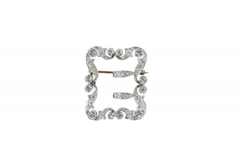 Tiffany飾扣 (1896 - 1909)黃金、鉑金與鑽石3.5x 3.2 x 0.6 cm這些飾扣堪稱是Tiffany運用奢華質材為日常禮服配飾增色的典範。Tiffany打造了一系列搭扣與夾扣,用於裝飾皮帶、服裝、鞋履以及斗篷,不僅外觀華麗,且具備實用功能。