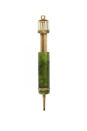 Tiffany 伸縮鉛筆 (1878 - 1889) 黃金、鑽石、軟玉與石墨5.6 x 1 x 1 cm 這款鉛筆又稱為 “魔術鉛筆”。這些書寫工具以天馬行空的功能設計而聞名,在19世紀中葉到20世紀中葉十分流行。 不使用時,整個鉛筆可以縮成一個僅有3到5公分長的小圓筒。如果拉出鉛筆的末端,前端的筆尖部份也會相應伸出,透過這種方式小圓筒可以變成一支標準尺寸的書寫工具。 魔術鉛筆最早出現在1878年的Blue Book中。到了1880年,這些設計精妙的配飾受到了空前的歡迎,Tiffany因此推出多款極具想像力的設計,包括呈馬蹄形或騎師裝備造型的鉛筆,並裝飾以珍珠母貝、琺瑯以及軟玉等珍貴質材。 部份鉛筆,例如這款展品,還帶有孔眼,以便懸掛在男士的錶鏈或女士的腰鏈上。