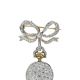 Tiffany胸針懷錶 Lapel Watch (1895 - 1917) 黃金、鉑金、鑽石、水晶與琺瑯5.3 x 3 x 1.2 cm佚名瑞士機芯 這款鋪鑲鑽石的女士懷錶,採用白色琺瑯錶盤與阿拉伯數字,搭配路易十五風格指針,並搭配一枚鑲嵌鑽石的胸針。胸針上的蝴蝶結造型展現Tiffany花環風格的典型特點:輕盈、靈動、柔美。 懷錶被認為是日常珠寶,女性經常將它們別在左肩下方。 這些懷錶是19世紀深受喜愛的高科技產品,如同當今最新款的iPhone一般備受世人追捧。Tiffany銷售多款女士時計,1895年的Blue Book就以3頁篇幅來展示不同的時計。Tiffany直至1917年才停止銷售胸針懷錶。