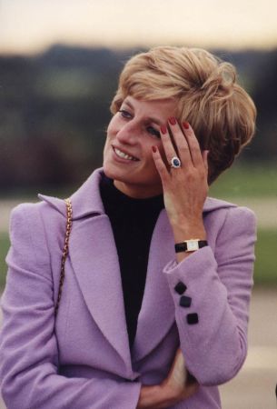 黛安娜王妃(Princess Diana)佩戴她的TANK腕錶。© Sipa Images