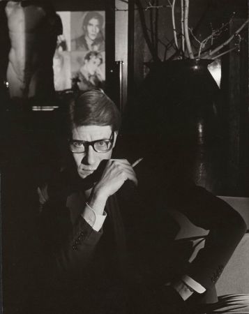 相片由《Horst》提供。法國時尚設計師-聖羅蘭(Yves Saint Laurent)戴上他的TANK腕錶。© Condé Nast Archives