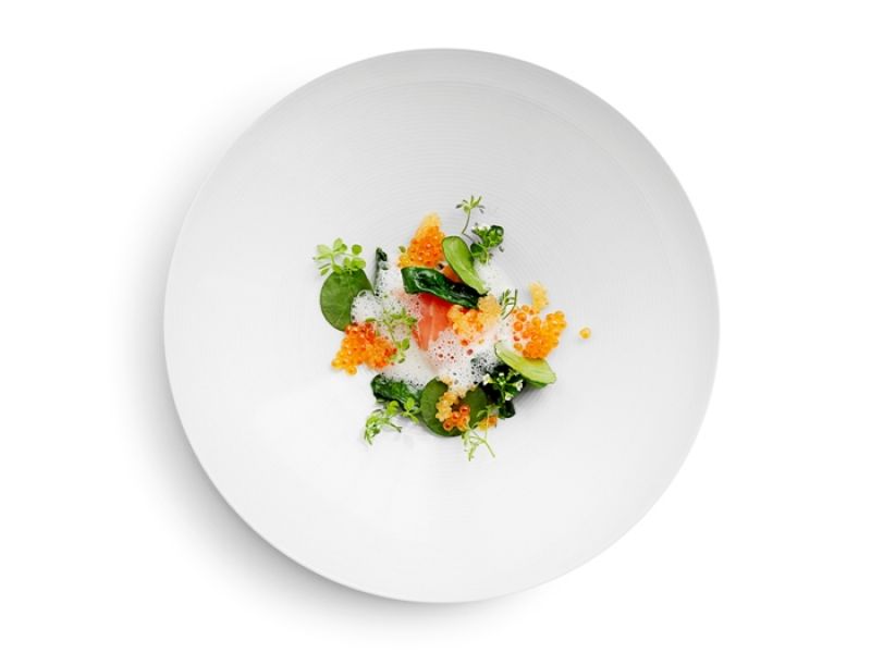 綠菠菜˙鮭魚佐魚卵奶油醬汁 Salmon, Sauteed spinach, White wine and butter sauce with salmon roe, trout roe, and whitefish roe