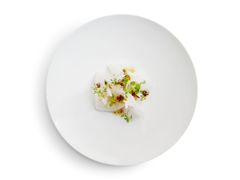 炙燒干貝˙蘿蔔薄切佐薑香奶油芹菜根泥醬Roasted Scallop, Celery root puree, Daikon sheet, Sauce made of brown butter, soy, nuts, and ginger