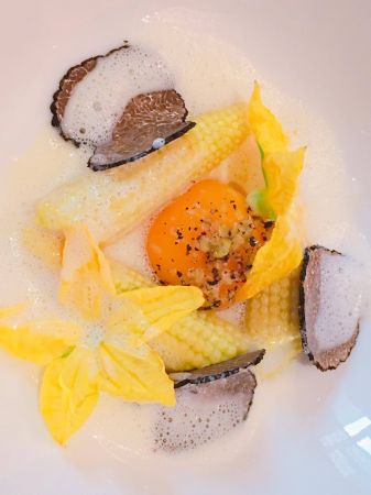 台灣獨家:玉米筍 慢煮蛋黃 黑松露佐帕瑪森起司與櫛瓜花 Baby Corn Egg Yolk Black Truffle Cheese
