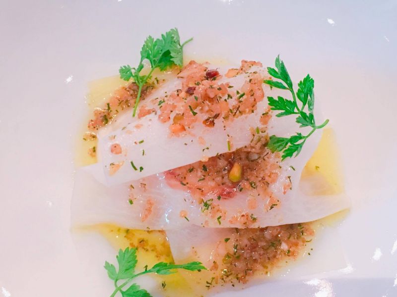 台灣獨家:鄉間北海道干貝襯白蘿蔔佐堅果醬汁Scallop Celery Root Daikon Soy and nuts