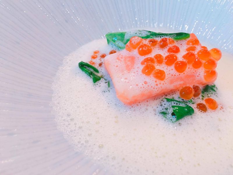 鮮鮭菠菜佐白酒奶油醬汁 Salmon Spinach Horseradish Roe White Wine Butter Sauce
