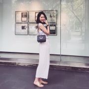 隋棠肩背2017秋冬Kan I系列F is Fendi Logo包款,搭配一身米白裙裝展現脫俗氣質