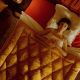 電影一開頭就有場床戲(?) 讓人一秒就被「怪怪的」艾蜜莉吸引