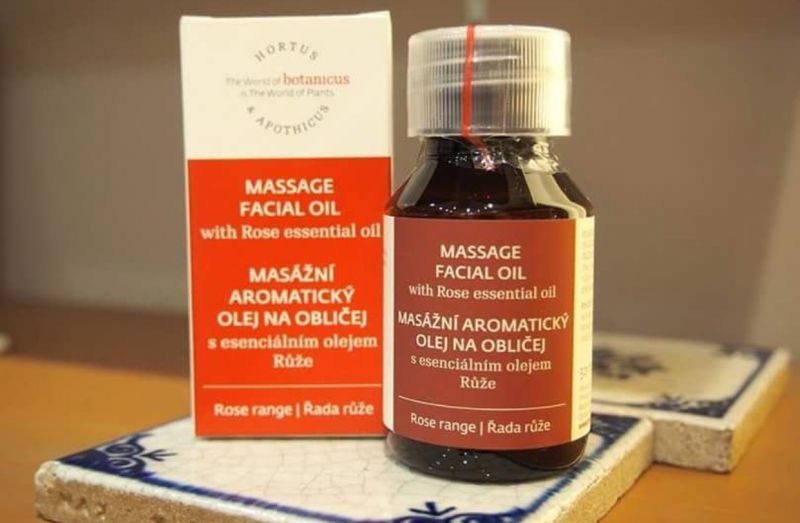 全智賢推薦的玫瑰臉部按摩油,成為韓國遊客來店裡必買的保養品,直接好幾盒好幾盒掃貨。
