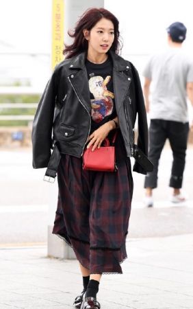 Duck T-Shirt 台幣6,900Rogue 迷你手袋 台幣19,800黑色皮衣 台幣43,000
