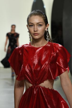 1.TASAKI 攜手新任創意總監 Prabal Gurung 發表TASAKI Atelier系列 _名模Gigi Hadid