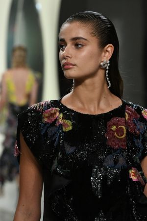 TASAKI 攜手新任創意總監 Prabal Gurung 發表TASAKI Atelier系列 _名模Taylor Hill