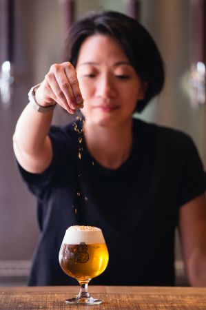 出酒時特別撒上乾燥桂花,香氣更加明顯