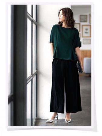UNIQLO 女裝垂墜風打褶上衣 (短袖) 、UNIQLO 女裝絲絨寬褲、UNIQLO女裝毛絨肩背包 ※預計9月上旬販售 ※其他配件為私物