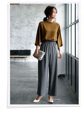 UNIQLO女裝垂墜風中高領上衣 (7分袖) 、UNIQLO女裝高腰抓皺寬褲 ※預計8月下旬僅大型店舖販售、UNIQLO女裝毛絨肩背包 ※預計9月上旬販售 ※其他配件為私物