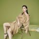 香檳色豹紋 oversized 襯衫、香檳色垂墜高腰裙,all by Michael Kors Collection;Embrace鉑金鑲鑽戒指、3mm鉑金鑽石戒指、Embrace鉑金鑽石戒指、18K白金鋪鑲鑽石窄版戒指、鉑金鑲嵌公主式切割鑽石戒指、Embrace鉑金鑲鑽戒指,all by Tiffany。