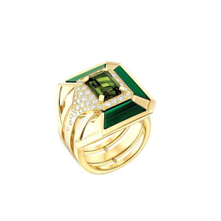 "My Green"戒指以18K黃金鑲嵌一顆1.87克拉祖母綠切割綠色的電氣石, 3片雕刻孔雀石與37顆明亮式切割鑽石。建議售價NTD 520,000元