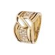 "My Golden Link"戒指以18K黃金鑲嵌36顆明亮式切割鑽石。建議售價NTD262,000元