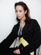 翻領幾何色塊長洋裝,CELINE。Piaget 高級珠寶項鍊,白K金鑲嵌藍寶石與鑽石;Possession 手鐲,白K金鑲嵌鑽石,both by Piaget