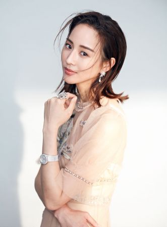 花鳥紋刺繡網紗長洋裝,Shiatzy Chen。Limelight Rose Passion 耳環,白K金鑲嵌鑽石;Rose 戒指,白K金鑲嵌鑽石;Limelight Gala 腕錶,白K金鑲嵌鑽石,all by Piaget