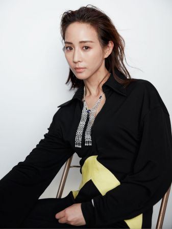 翻領幾何色塊長洋裝,CELINE。Piaget 高級珠寶項鍊,白K金鑲嵌藍寶石與鑽石;Possession 手鐲,白K金鑲嵌鑽石,both by Piaget