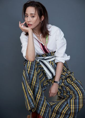 高彩條紋門襟襯衫、綁帶格紋寬口褲,both by Diane Von Furstenberg。Limelight Extremely Piaget 項鍊,白K金鑲嵌鑽石;Limelight Gala 腕錶,白K金鑲嵌鑽石;Possession 耳環,白K金鑲嵌鑽石;Possession 戒指,白K金鑲嵌鑽石,all by Piaget