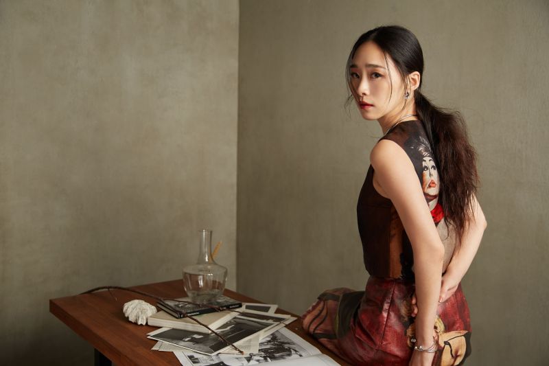 吳可熙。服裝/人像印花上衣、人像印花皮革窄裙,both by Prada。Possession 系列頸鍊、手鐲、耳環、指環,all by Piaget。