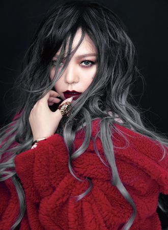 艷紅色羊毛翻領大衣,MaxMara;卡地亞 Juste un Clou 系列玫瑰金鑽石手環、卡地亞美洲豹系列黃K金戒指,both by Cartier。