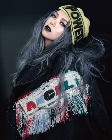 鮮黃色標語毛帽,Versace;流蘇標語丹寧外套,Angel Chen@Ohh! Boutique。